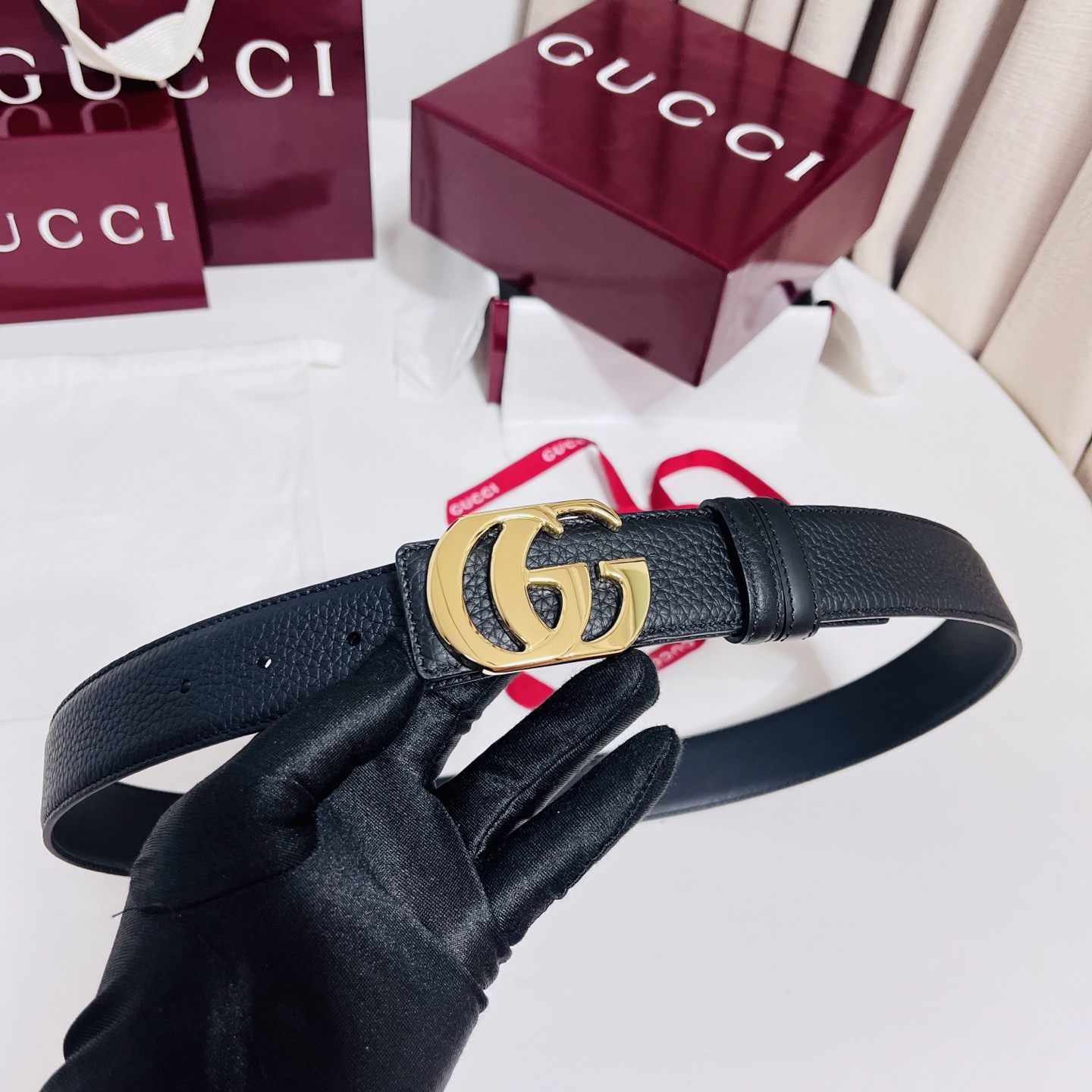 新款 Generation Gucci 深入探索品牌的典藏元素，将不同世代的设计融合成一种美学叙事。男士腰带以修饰过的轮