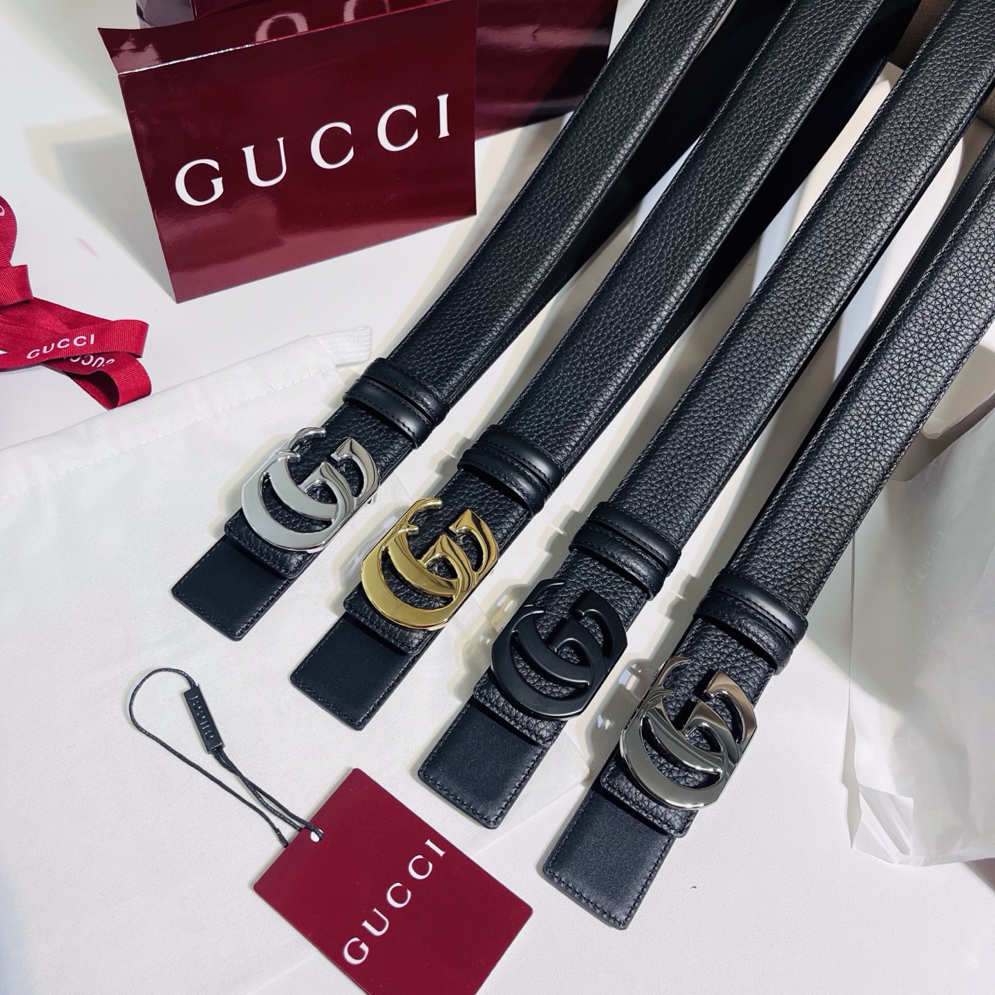 新款 Generation Gucci 深入探索品牌的典藏元素，将不同世代的设计融合成一种美学叙事。男士腰带以修饰过的轮