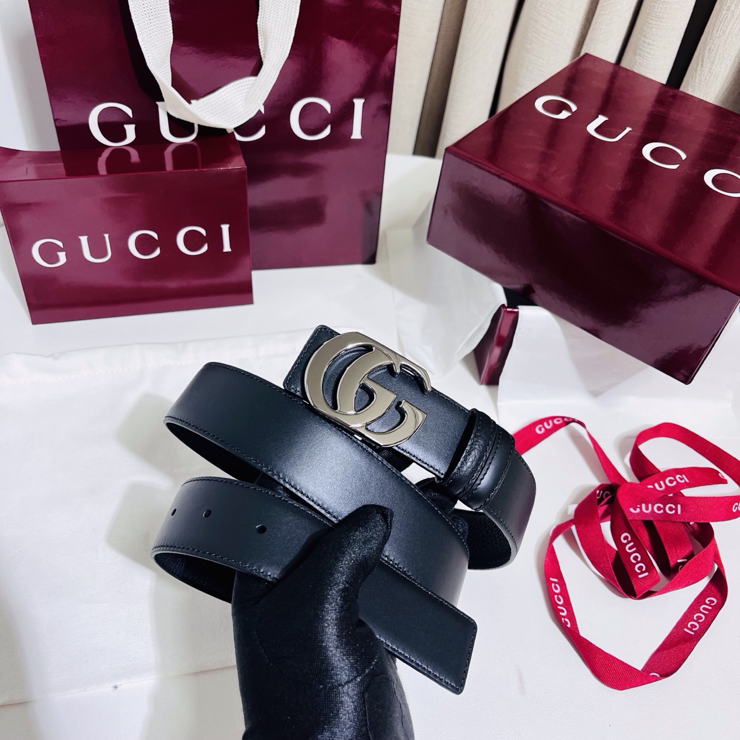新款 Generation Gucci 深入探索品牌的典藏元素，将不同世代的设计融合成一种美学叙事。男士腰带以修饰过的轮
