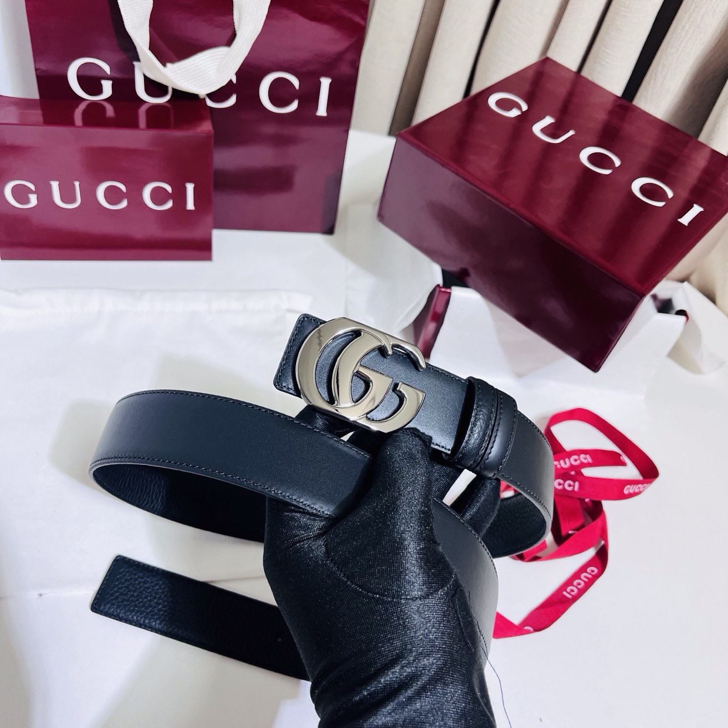 新款 Generation Gucci 深入探索品牌的典藏元素，将不同世代的设计融合成一种美学叙事。男士腰带以修饰过的轮