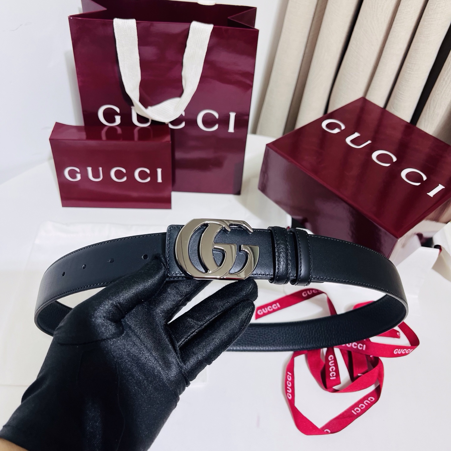 新款 Generation Gucci 深入探索品牌的典藏元素，将不同世代的设计融合成一种美学叙事。男士腰带以修饰过的轮