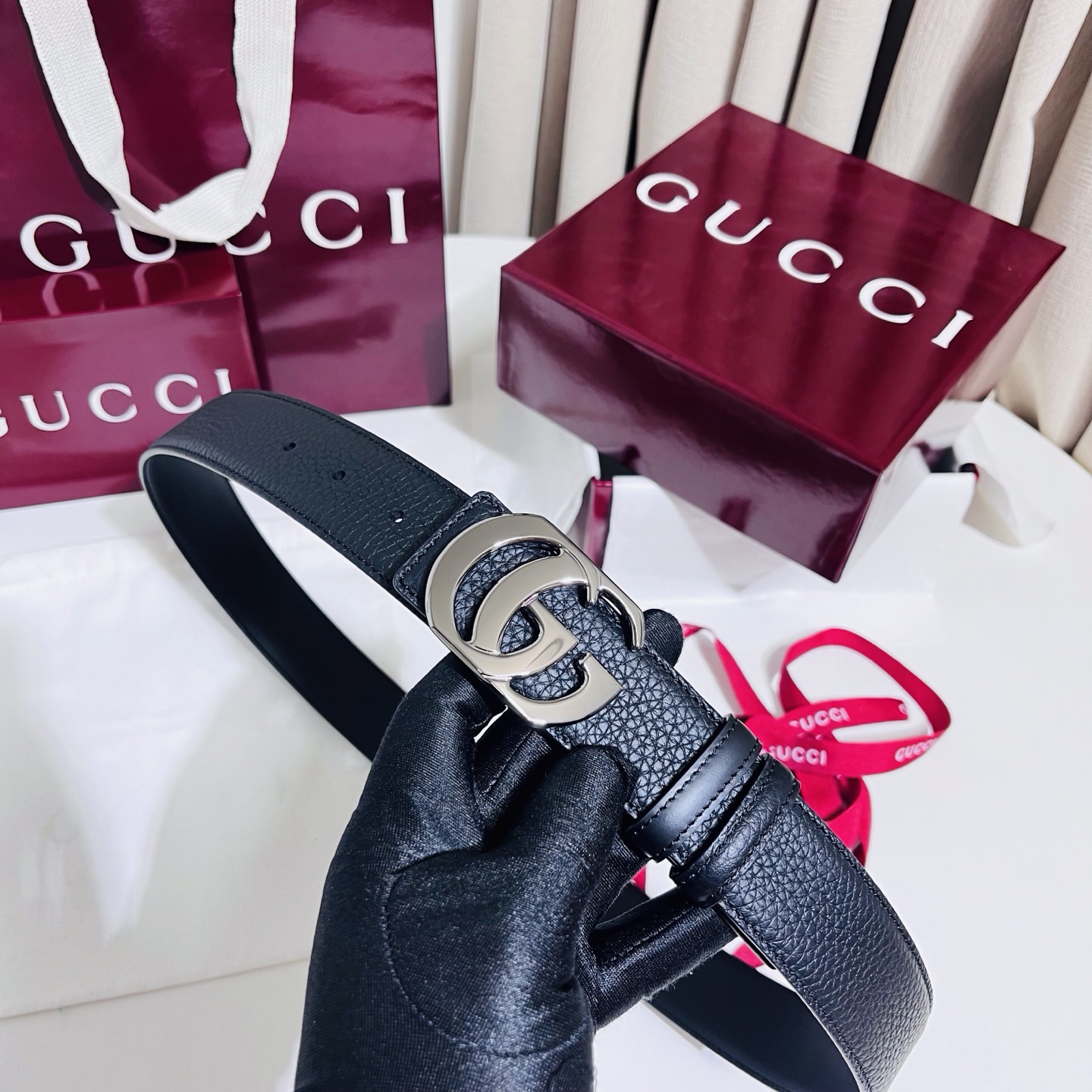 新款 Generation Gucci 深入探索品牌的典藏元素，将不同世代的设计融合成一种美学叙事。男士腰带以修饰过的轮