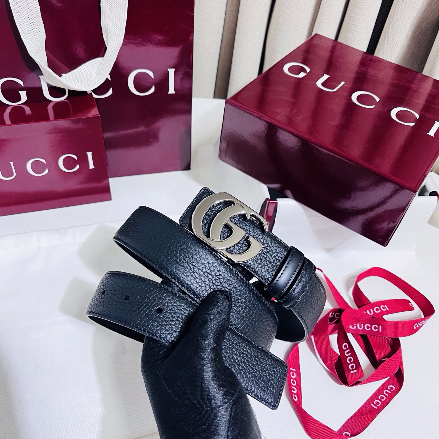 新款 Generation Gucci 深入探索品牌的典藏元素，将不同世代的设计融合成一种美学叙事。男士腰带以修饰过的轮
