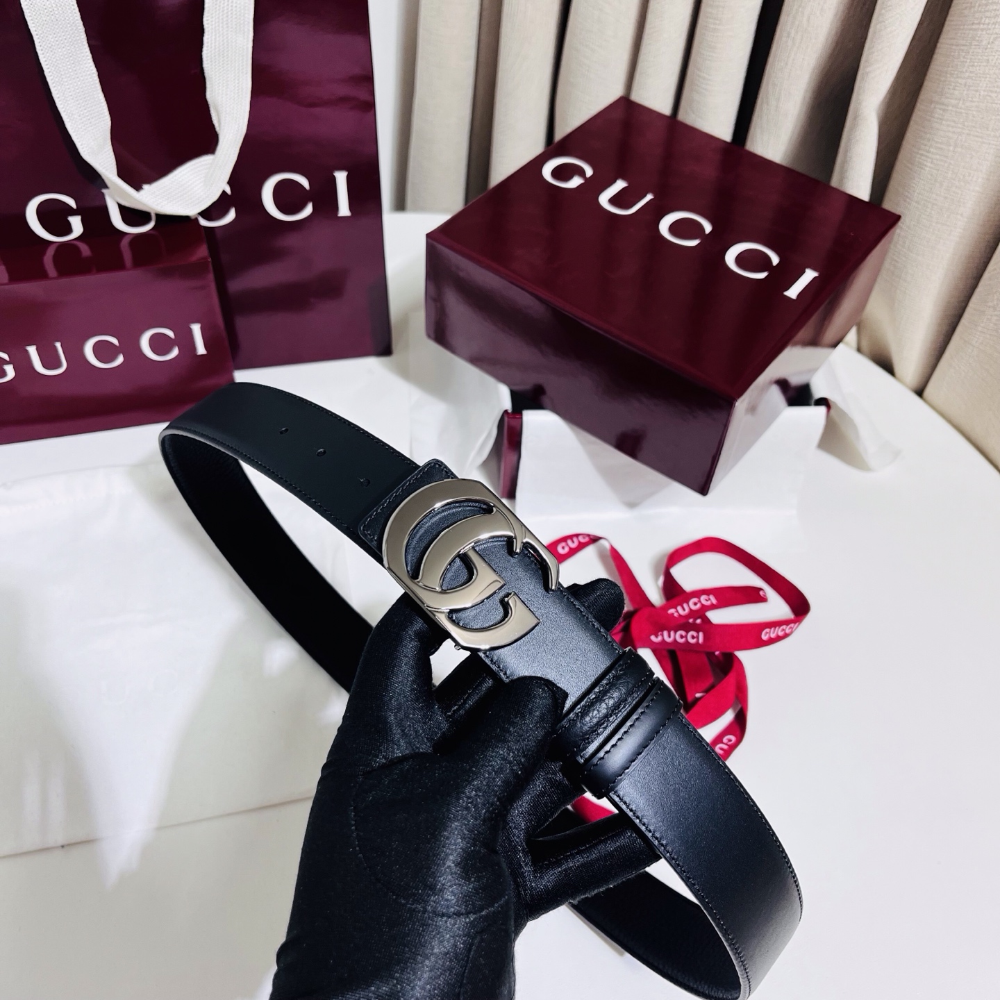 新款 Generation Gucci 深入探索品牌的典藏元素，将不同世代的设计融合成一种美学叙事。男士腰带以修饰过的轮