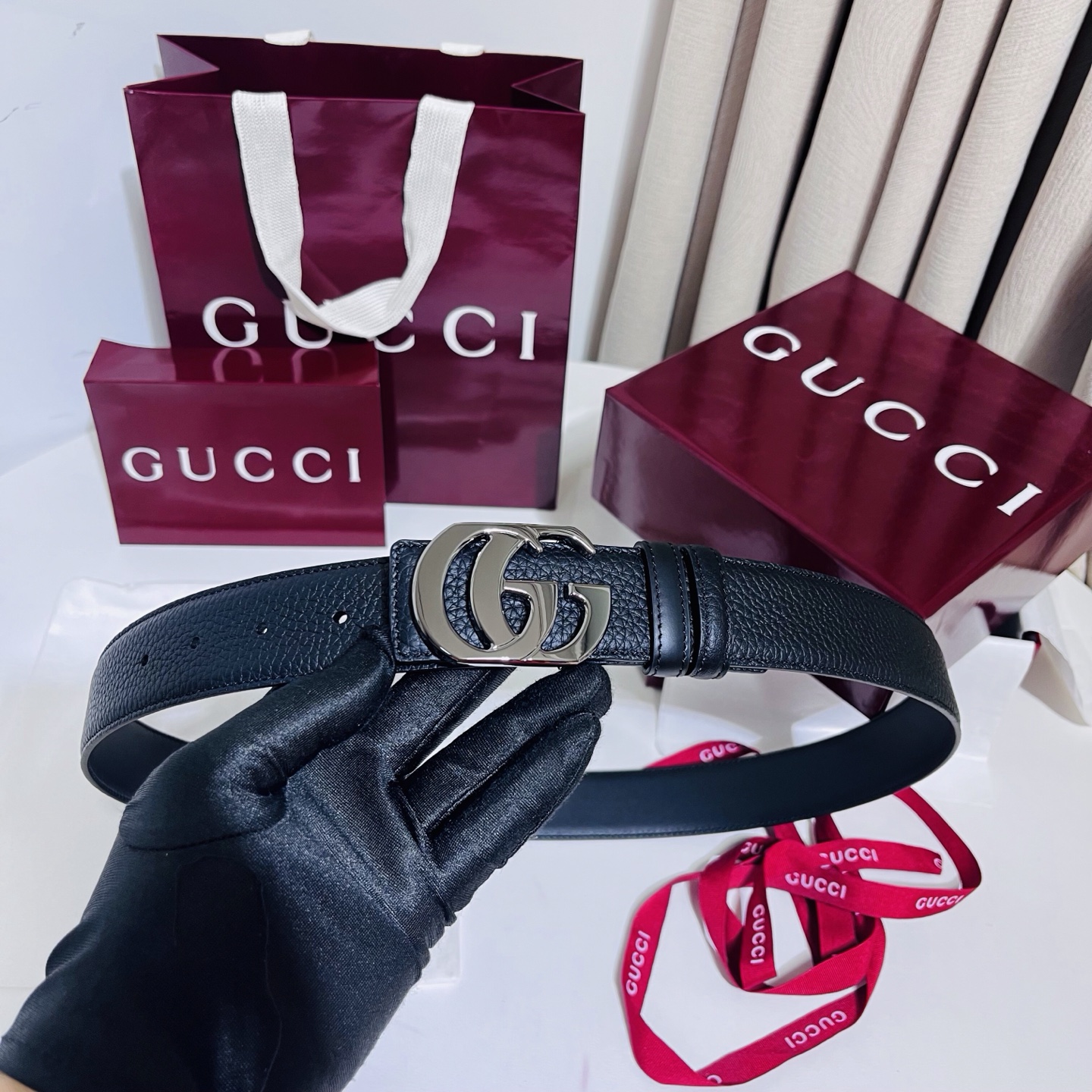 新款 Generation Gucci 深入探索品牌的典藏元素，将不同世代的设计融合成一种美学叙事。男士腰带以修饰过的轮