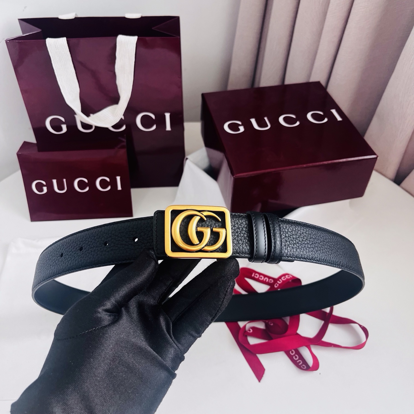 新款 双面用 Generation Gucci 深入探索品牌的典藏元素，将不同世代的设计融合成一种美学叙事。男士腰带以修