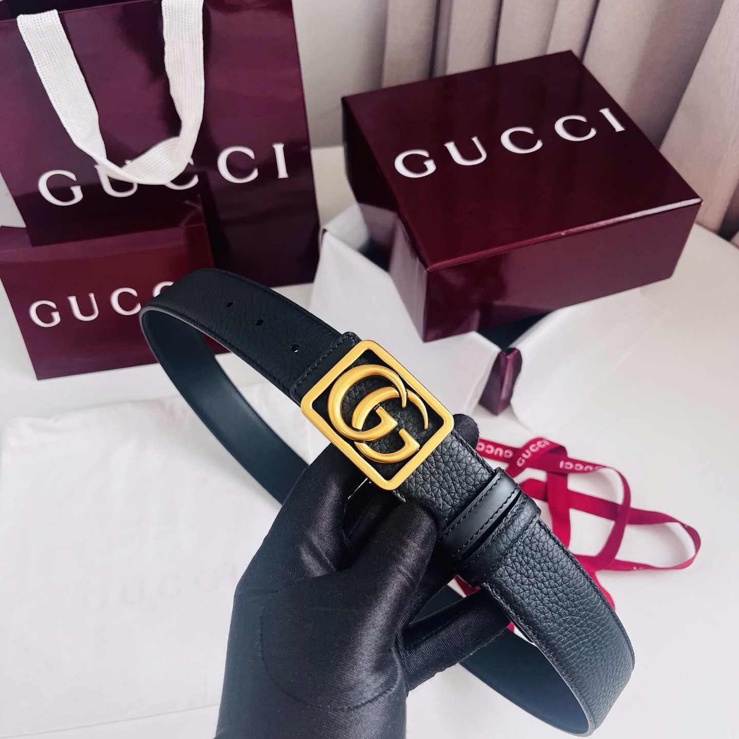 新款 双面用 Generation Gucci 深入探索品牌的典藏元素，将不同世代的设计融合成一种美学叙事。男士腰带以修