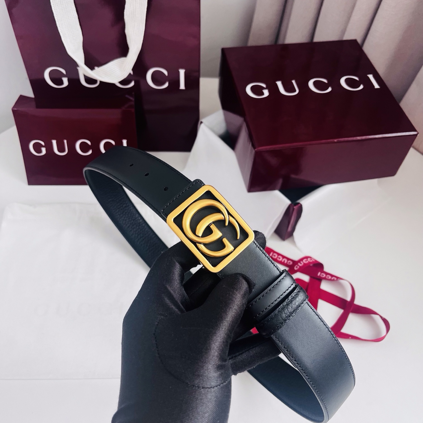 新款 双面用 Generation Gucci 深入探索品牌的典藏元素，将不同世代的设计融合成一种美学叙事。男士腰带以修
