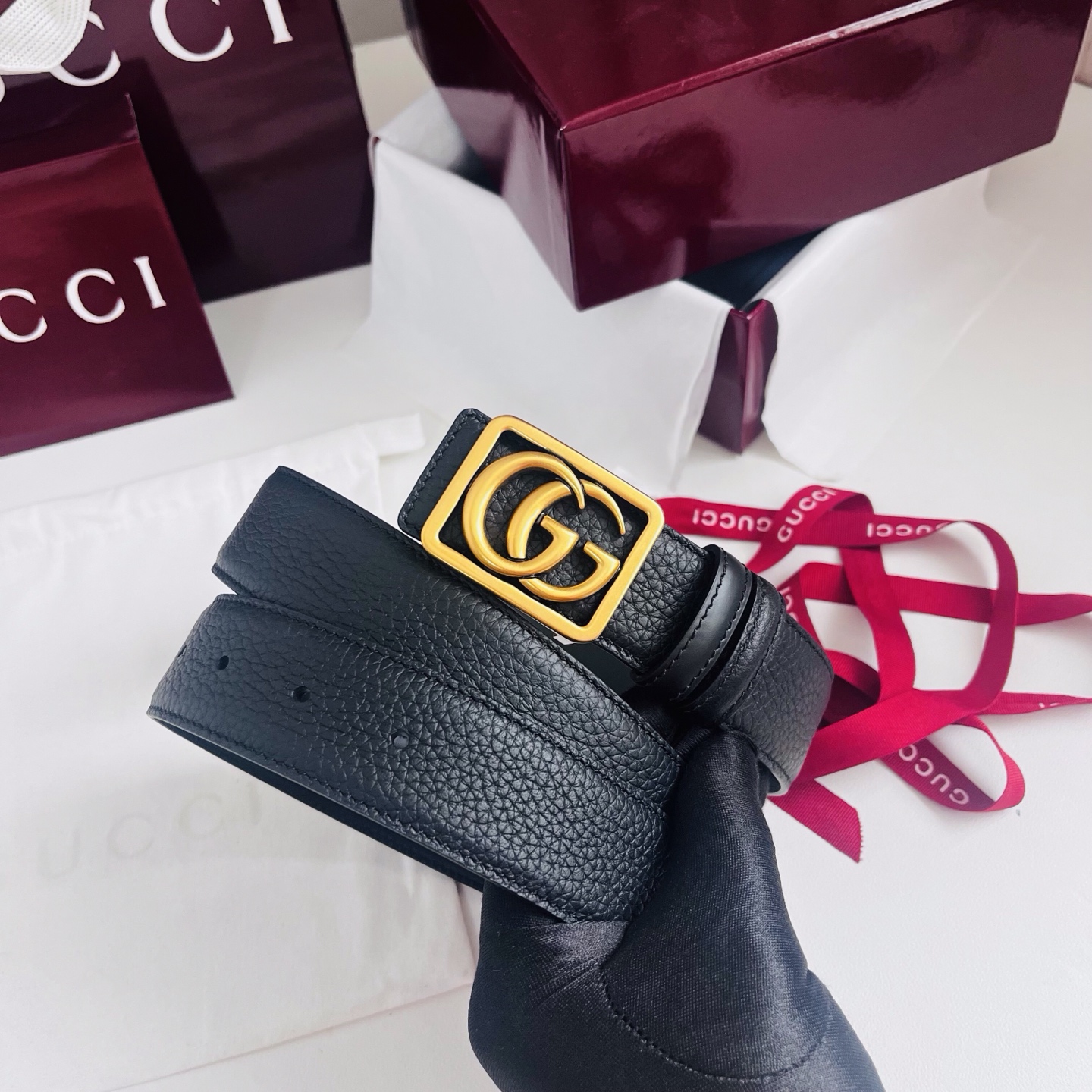 新款 双面用 Generation Gucci 深入探索品牌的典藏元素，将不同世代的设计融合成一种美学叙事。男士腰带以修