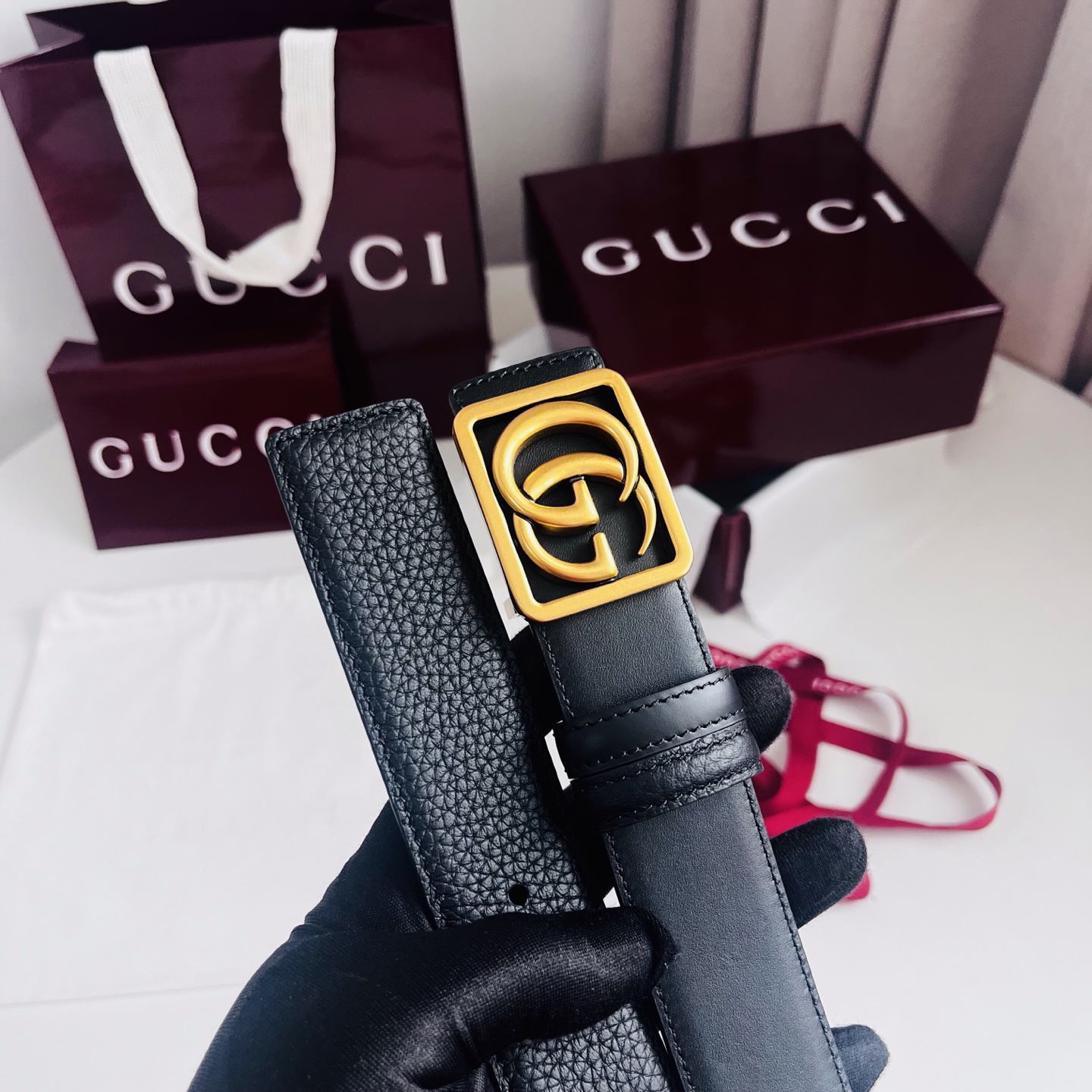 新款 双面用 Generation Gucci 深入探索品牌的典藏元素，将不同世代的设计融合成一种美学叙事。男士腰带以修