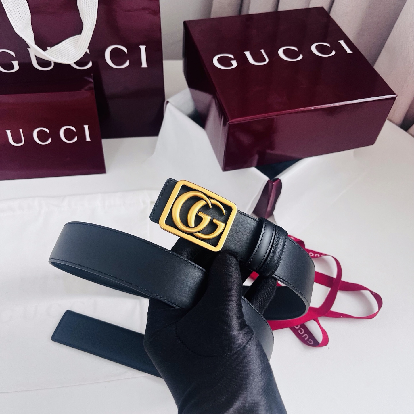 新款 双面用 Generation Gucci 深入探索品牌的典藏元素，将不同世代的设计融合成一种美学叙事。男士腰带以修