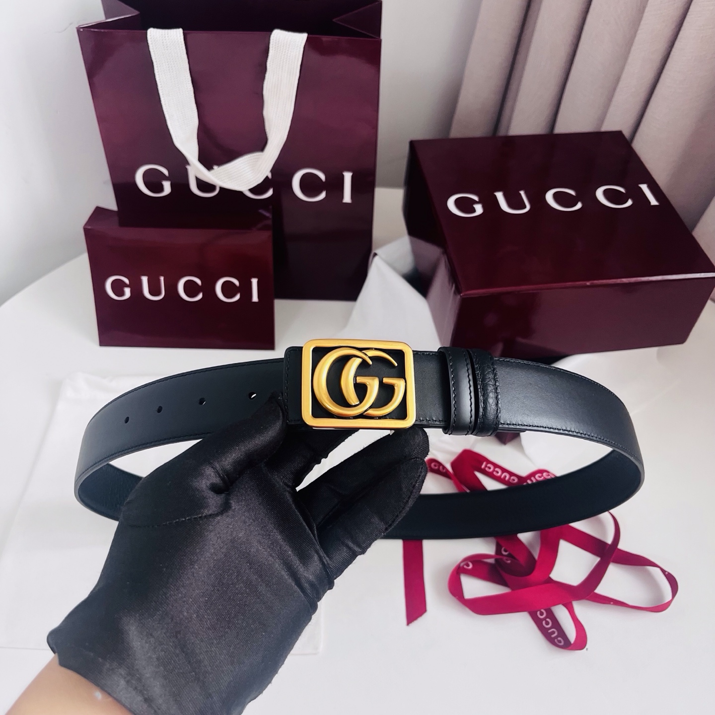 新款 双面用 Generation Gucci 深入探索品牌的典藏元素，将不同世代的设计融合成一种美学叙事。男士腰带以修