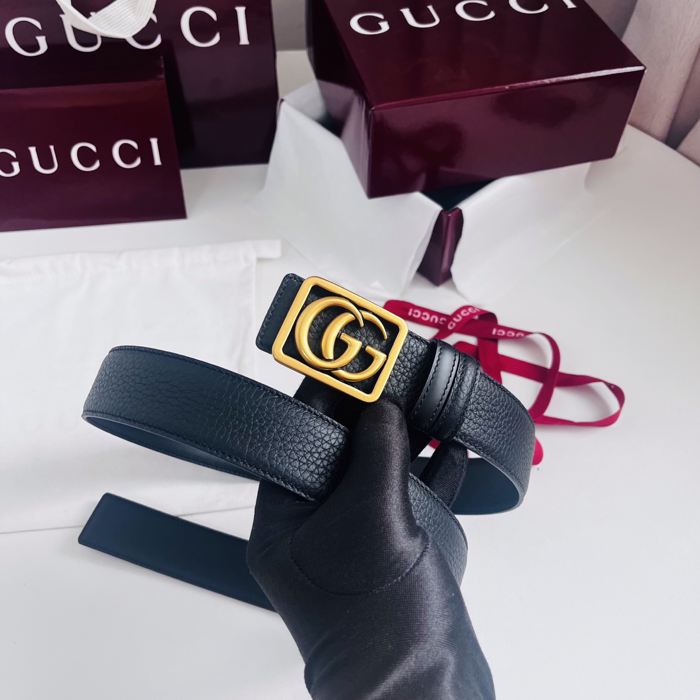 新款 双面用 Generation Gucci 深入探索品牌的典藏元素，将不同世代的设计融合成一种美学叙事。男士腰带以修