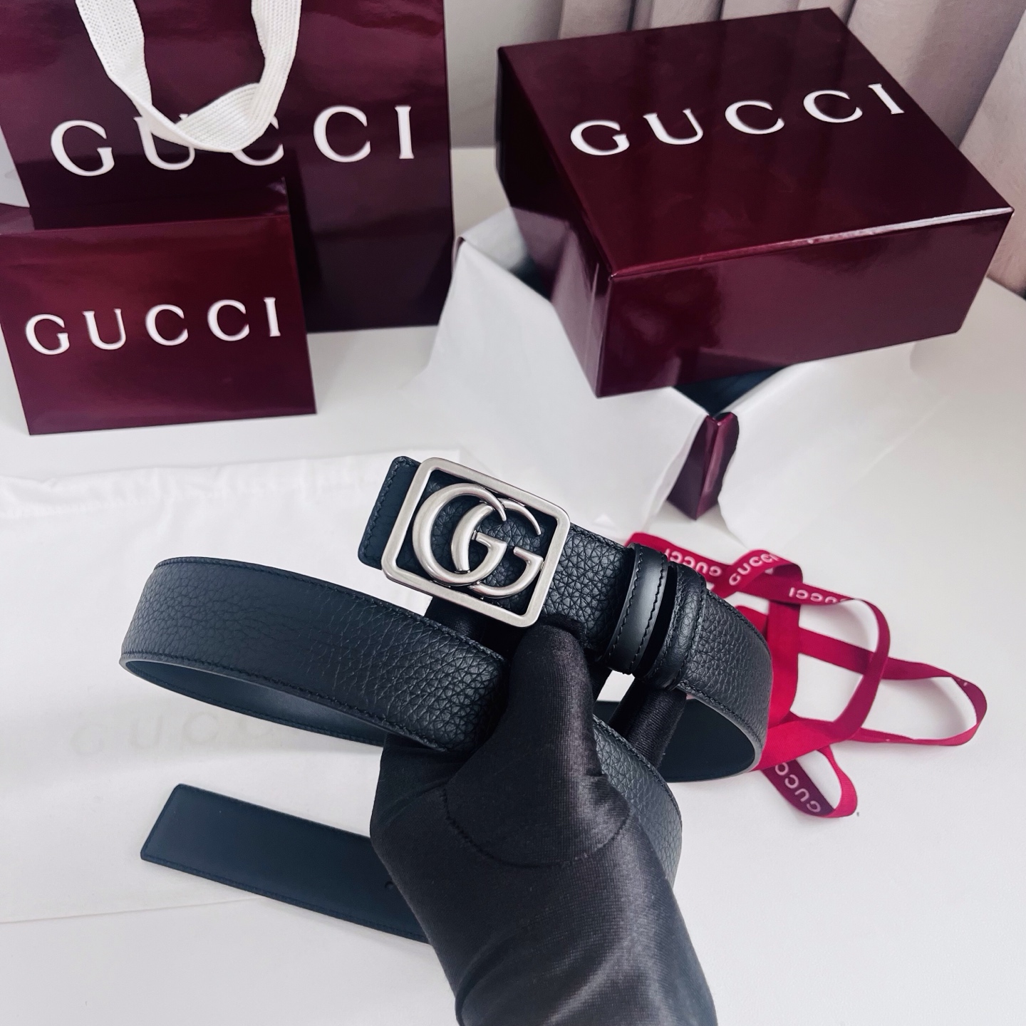 新款 双面用 Generation Gucci 深入探索品牌的典藏元素，将不同世代的设计融合成一种美学叙事。男士腰带以修