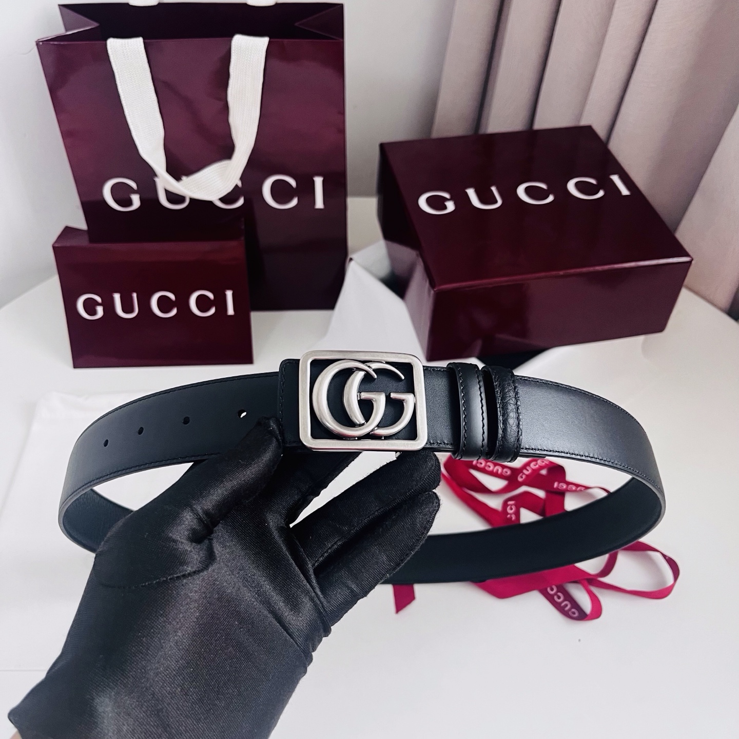 新款 双面用 Generation Gucci 深入探索品牌的典藏元素，将不同世代的设计融合成一种美学叙事。男士腰带以修
