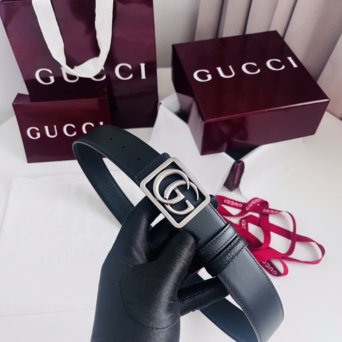 新款 双面用 Generation Gucci 深入探索品牌的典藏元素，将不同世代的设计融合成一种美学叙事。男士腰带以修