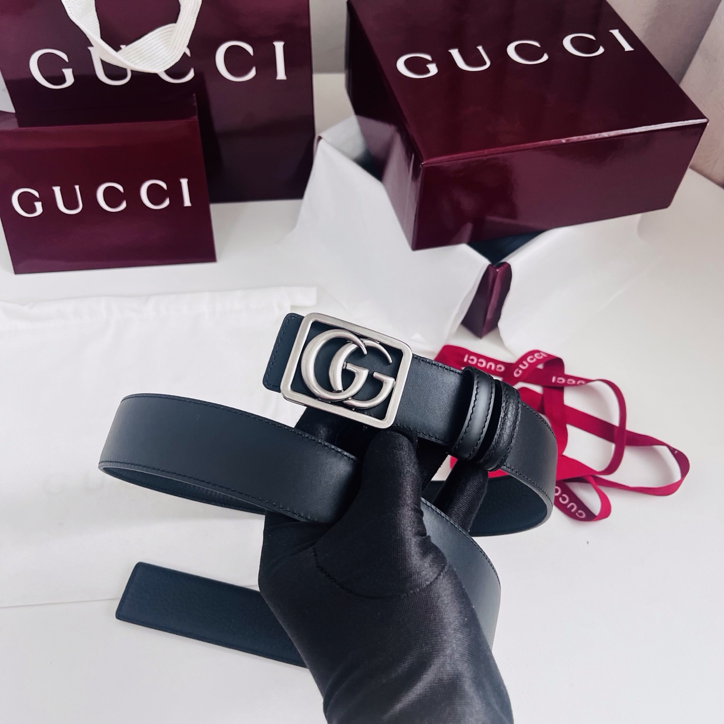 新款 双面用 Generation Gucci 深入探索品牌的典藏元素，将不同世代的设计融合成一种美学叙事。男士腰带以修