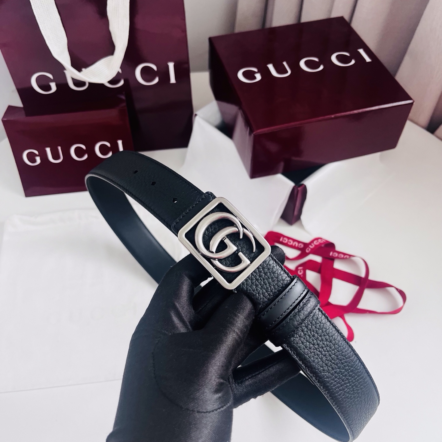 新款 双面用 Generation Gucci 深入探索品牌的典藏元素，将不同世代的设计融合成一种美学叙事。男士腰带以修