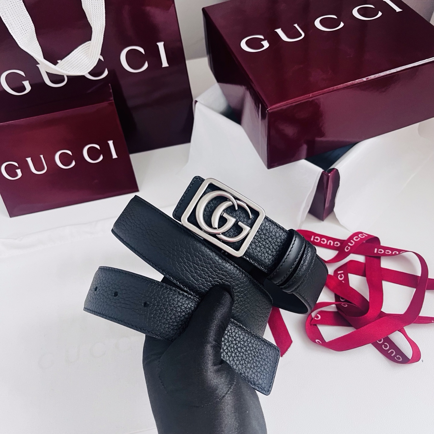 新款 双面用 Generation Gucci 深入探索品牌的典藏元素，将不同世代的设计融合成一种美学叙事。男士腰带以修