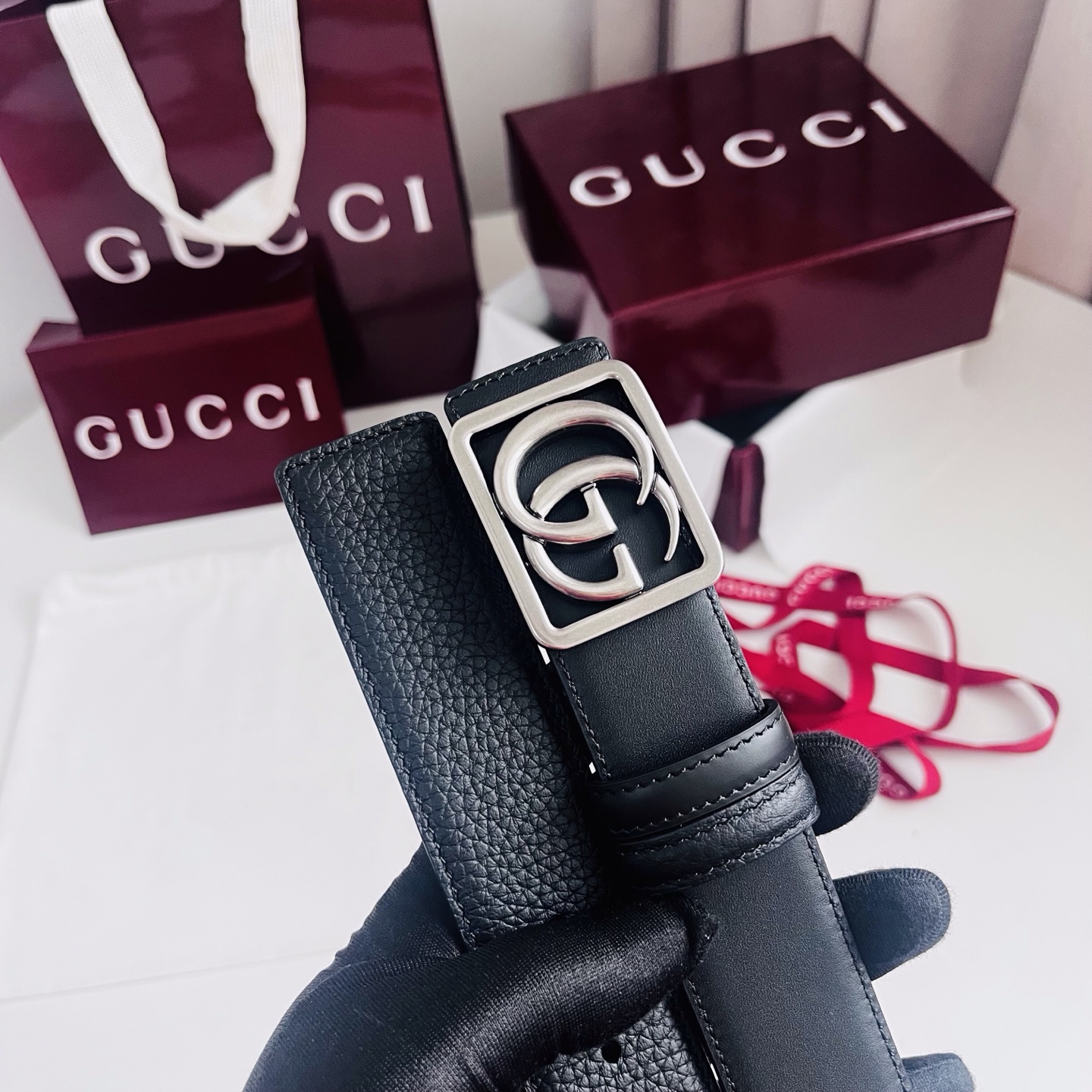 新款 双面用 Generation Gucci 深入探索品牌的典藏元素，将不同世代的设计融合成一种美学叙事。男士腰带以修