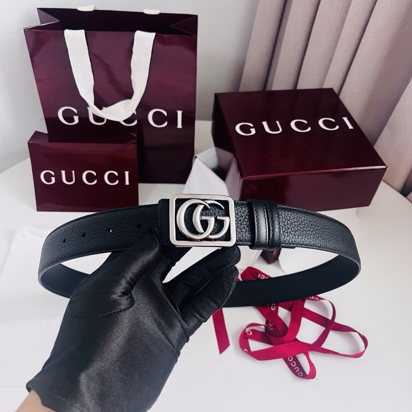 新款 双面用 Generation Gucci 深入探索品牌的典藏元素，将不同世代的设计融合成一种美学叙事。男士腰带以修