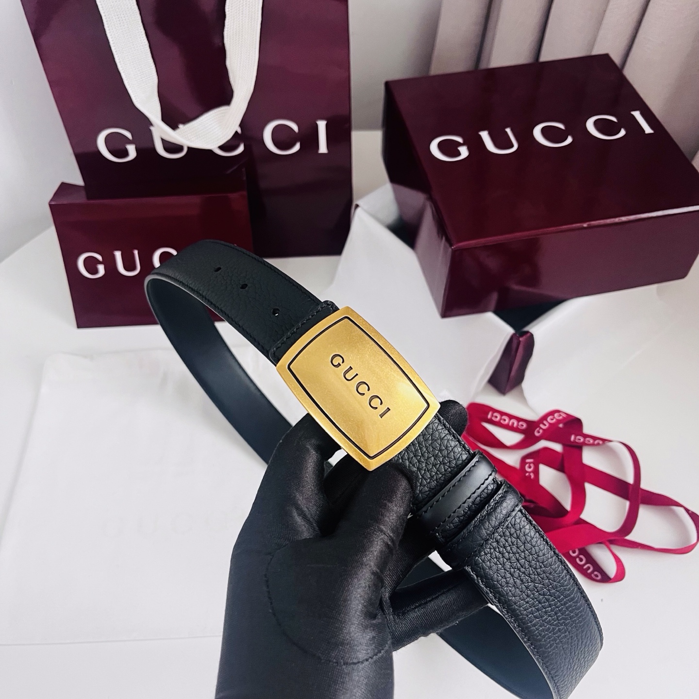新款 双面用 Generation Gucci 深入探索品牌的典藏元素，将不同世代的设计融合成一种美学叙事。男士腰带以修