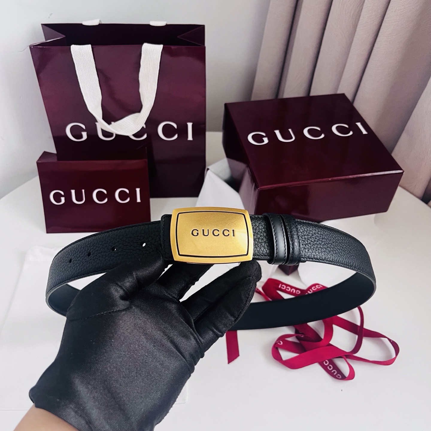 新款 双面用 Generation Gucci 深入探索品牌的典藏元素，将不同世代的设计融合成一种美学叙事。男士腰带以修