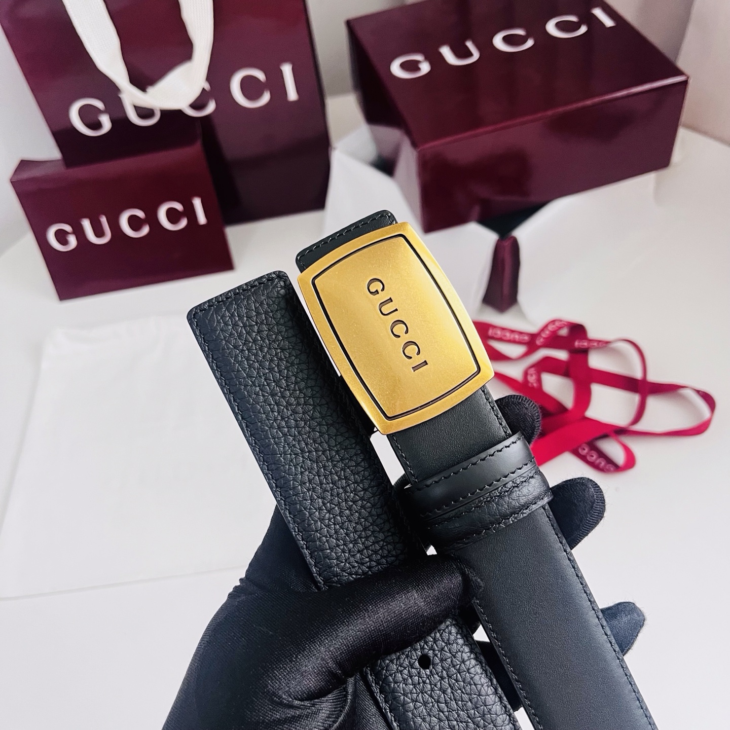 新款 双面用 Generation Gucci 深入探索品牌的典藏元素，将不同世代的设计融合成一种美学叙事。男士腰带以修