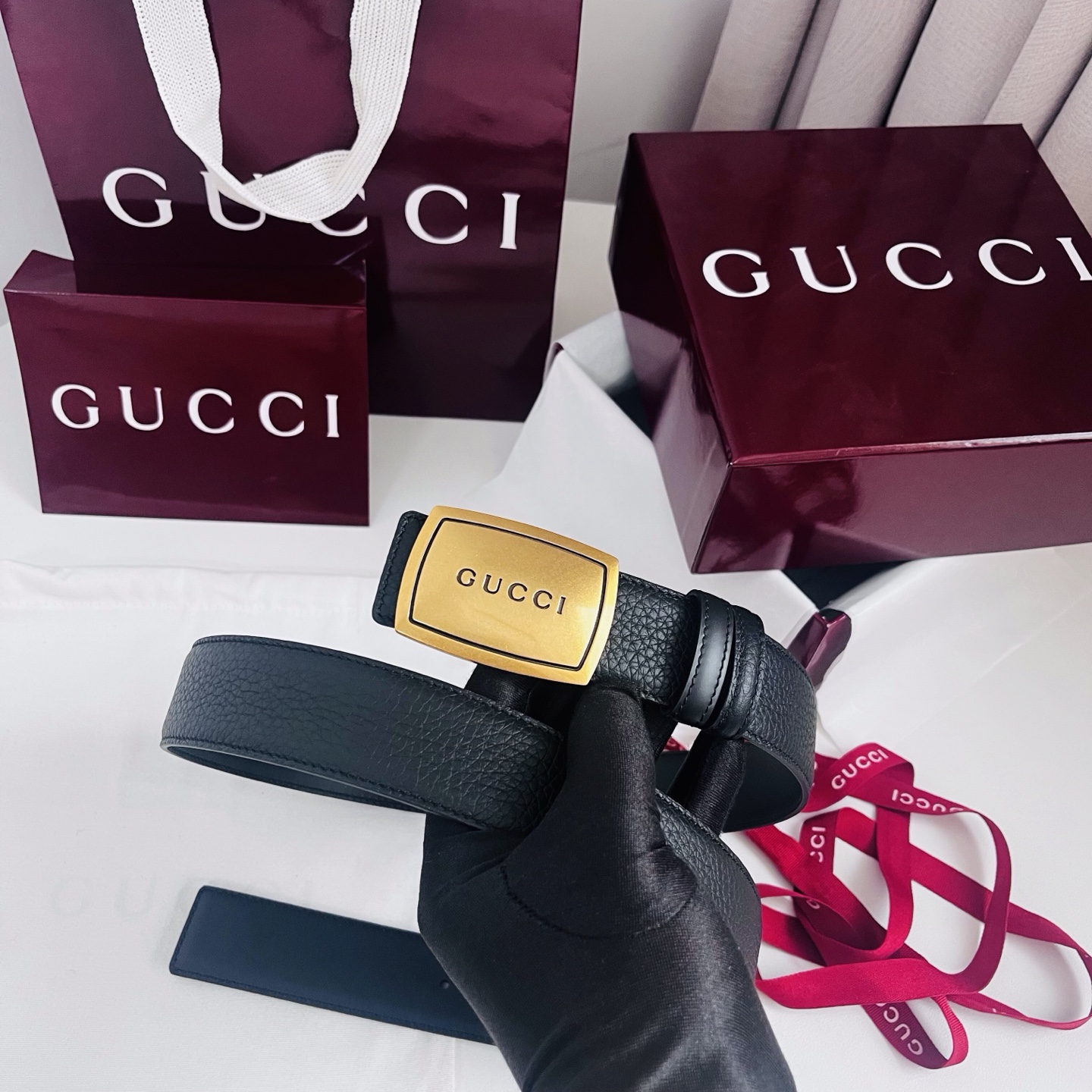 新款 双面用 Generation Gucci 深入探索品牌的典藏元素，将不同世代的设计融合成一种美学叙事。男士腰带以修
