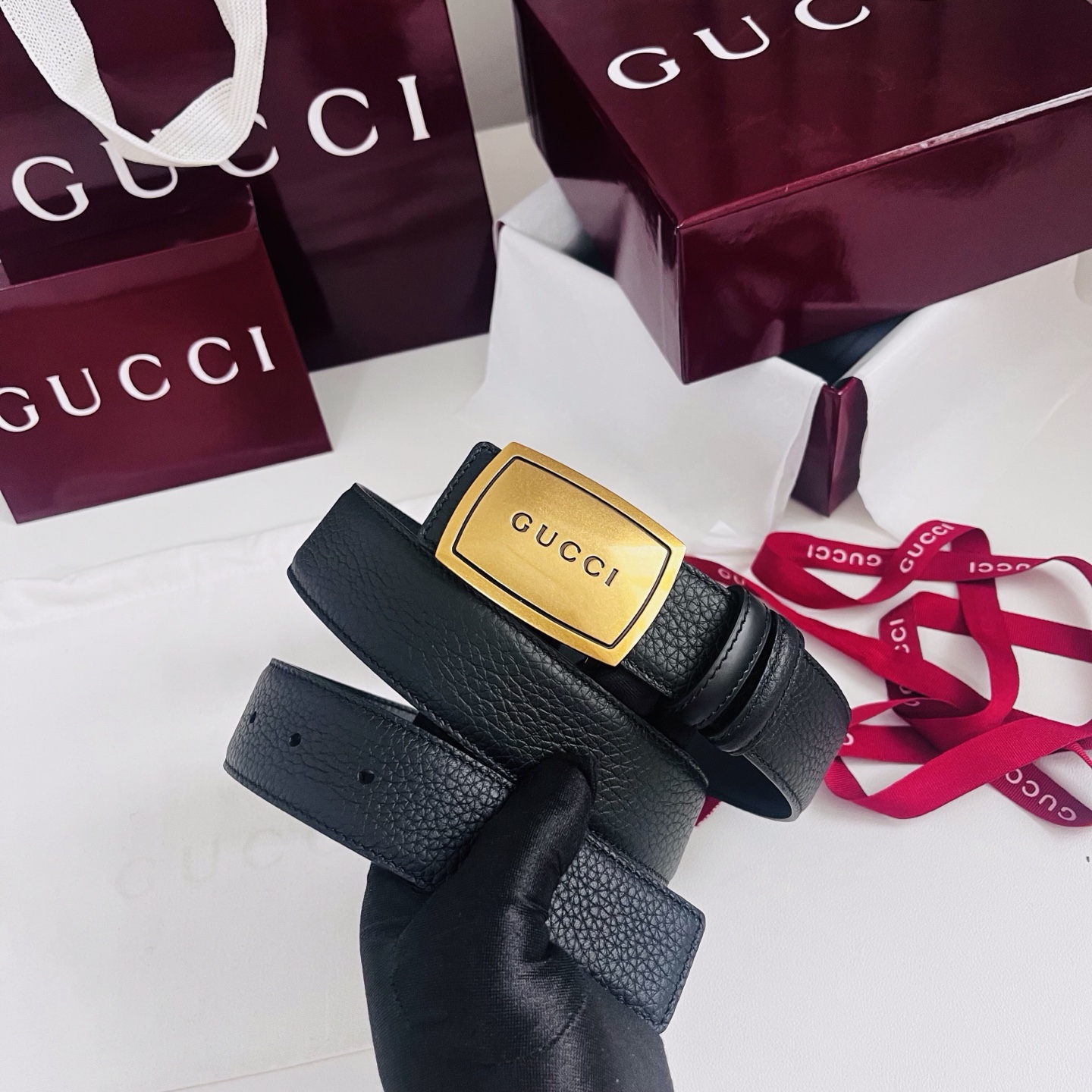 新款 双面用 Generation Gucci 深入探索品牌的典藏元素，将不同世代的设计融合成一种美学叙事。男士腰带以修