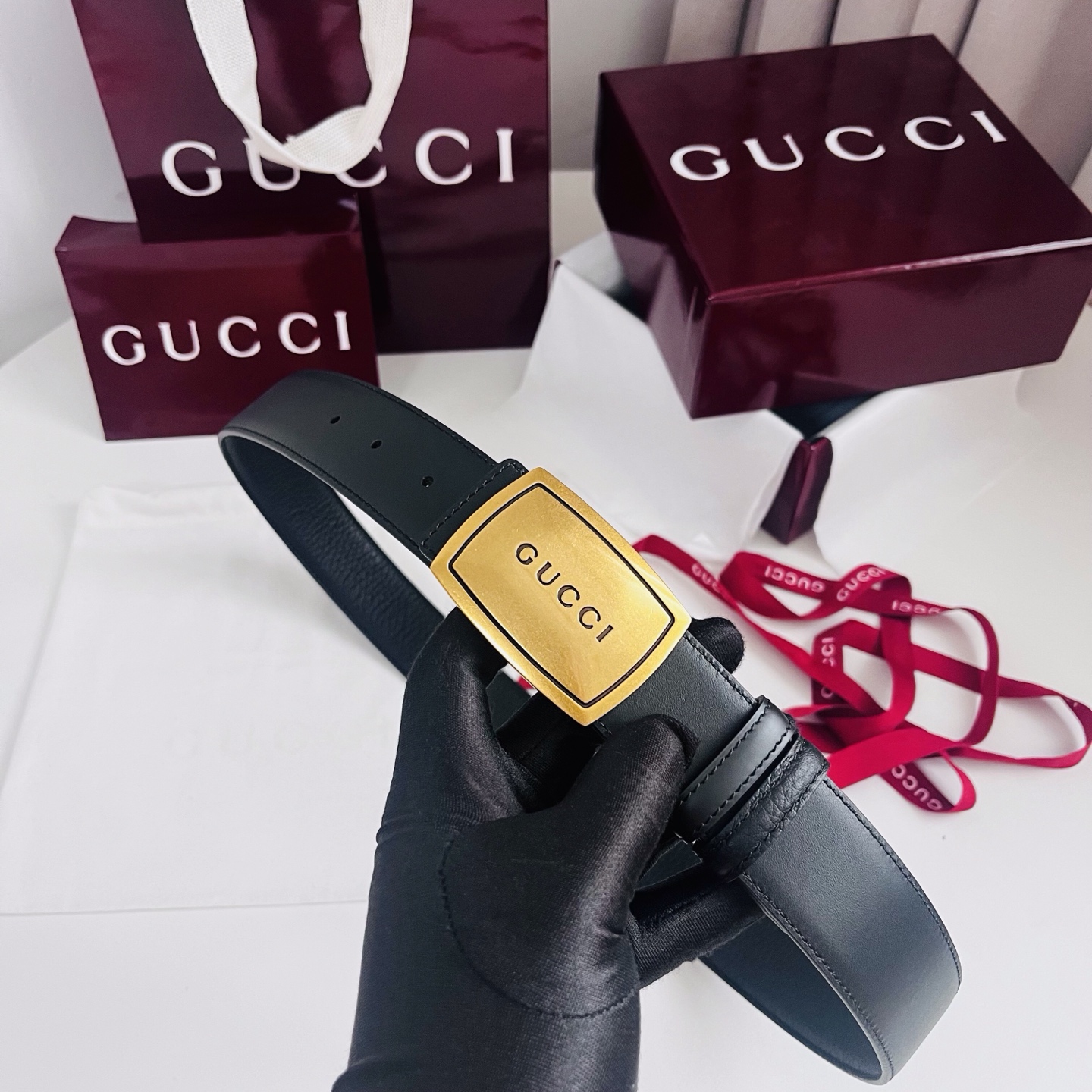 新款 双面用 Generation Gucci 深入探索品牌的典藏元素，将不同世代的设计融合成一种美学叙事。男士腰带以修