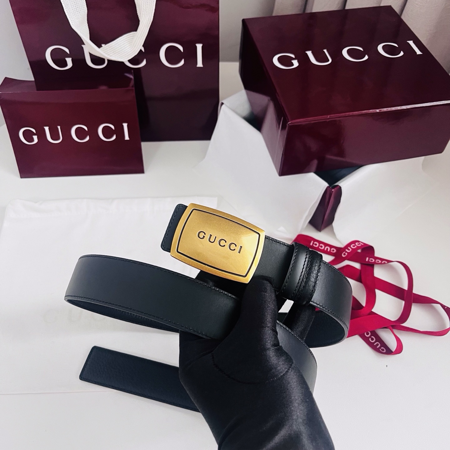 新款 双面用 Generation Gucci 深入探索品牌的典藏元素，将不同世代的设计融合成一种美学叙事。男士腰带以修