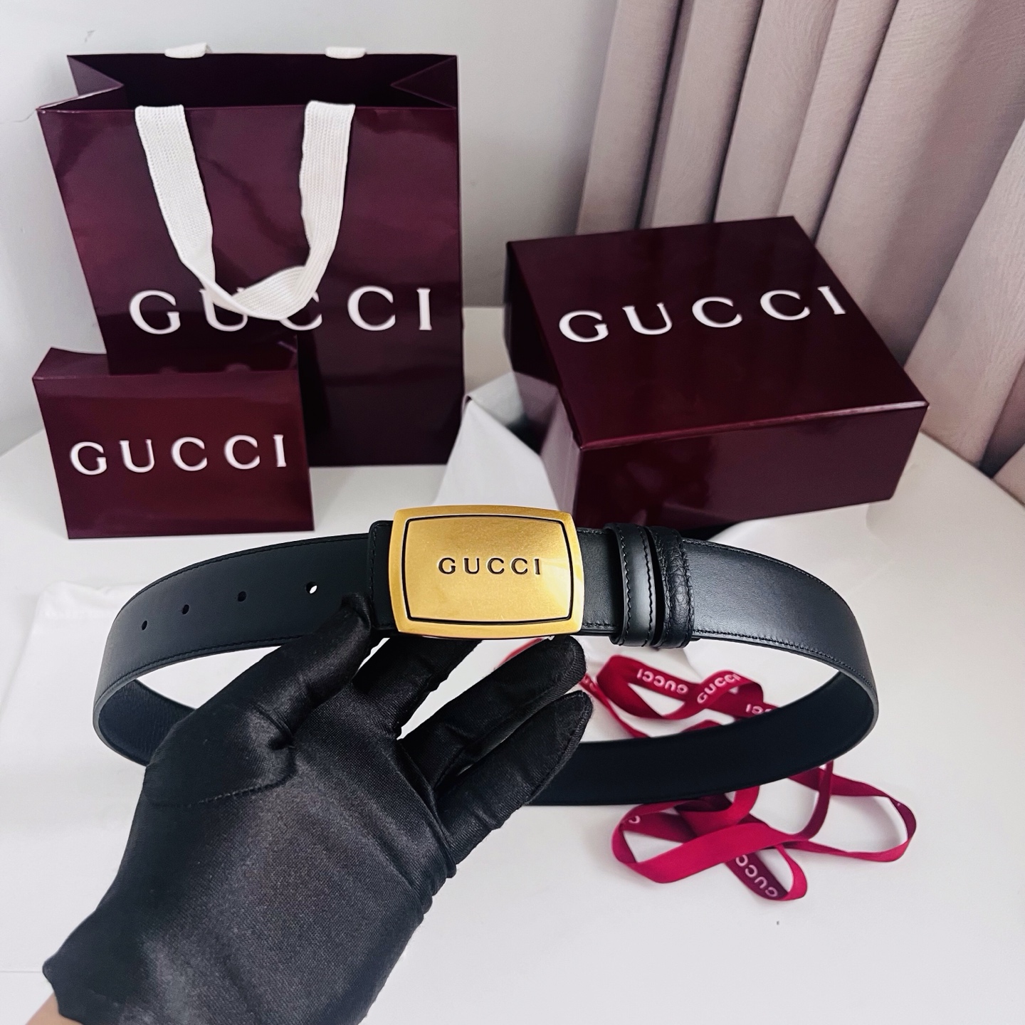 新款 双面用 Generation Gucci 深入探索品牌的典藏元素，将不同世代的设计融合成一种美学叙事。男士腰带以修