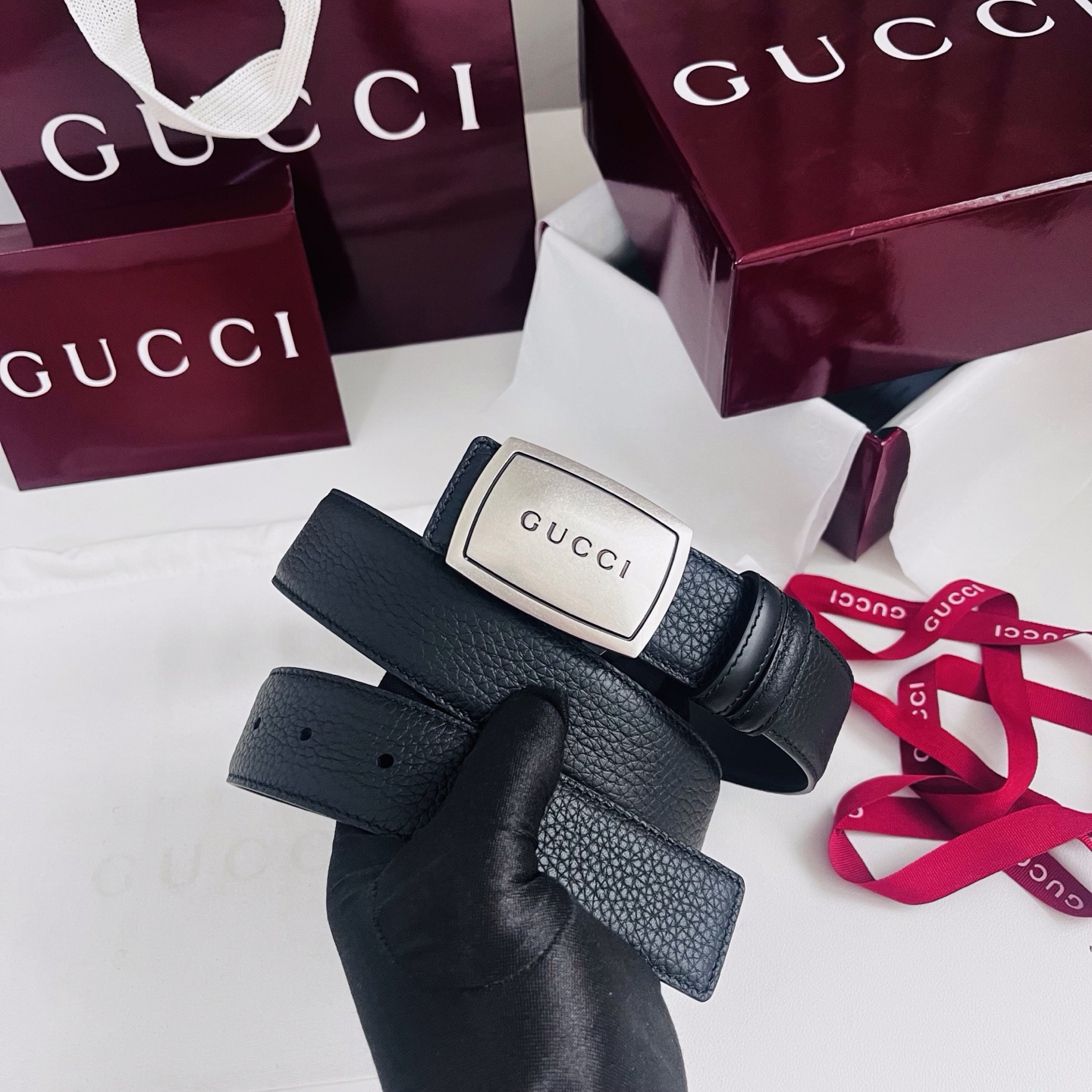 新款 双面用 Generation Gucci 深入探索品牌的典藏元素，将不同世代的设计融合成一种美学叙事。男士腰带以修
