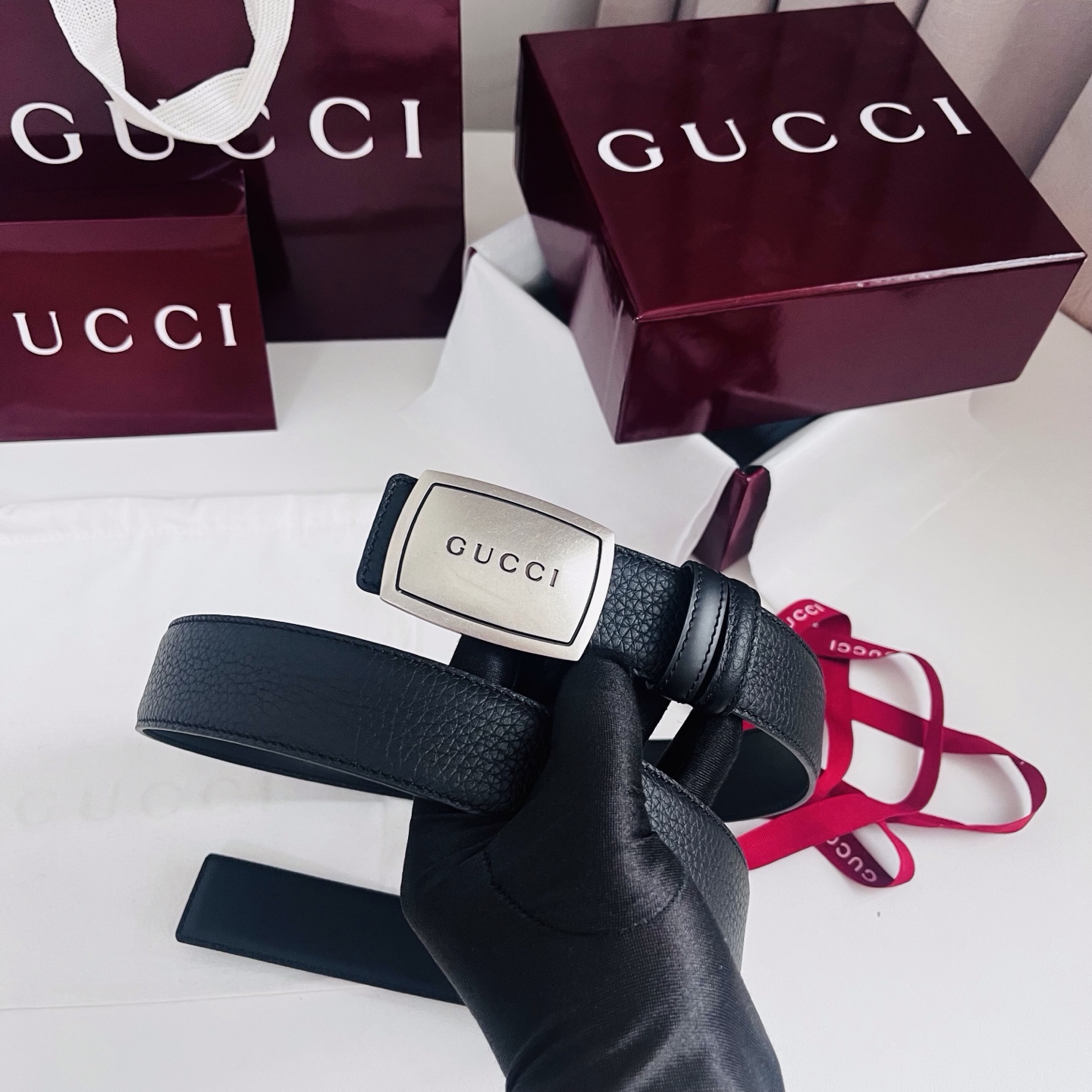 新款 双面用 Generation Gucci 深入探索品牌的典藏元素，将不同世代的设计融合成一种美学叙事。男士腰带以修