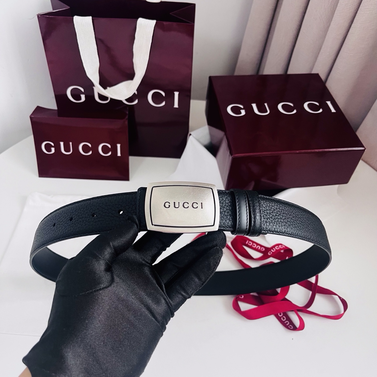 新款 双面用 Generation Gucci 深入探索品牌的典藏元素，将不同世代的设计融合成一种美学叙事。男士腰带以修