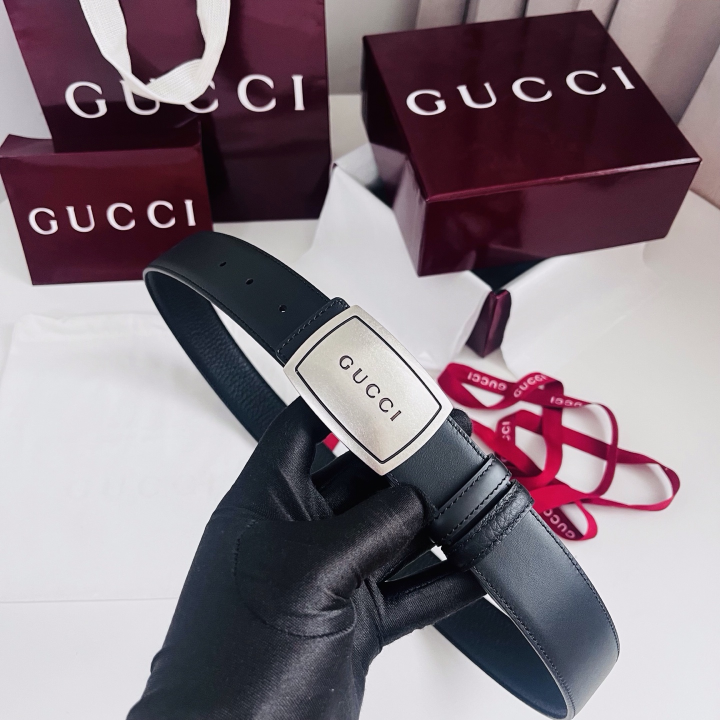 新款 双面用 Generation Gucci 深入探索品牌的典藏元素，将不同世代的设计融合成一种美学叙事。男士腰带以修