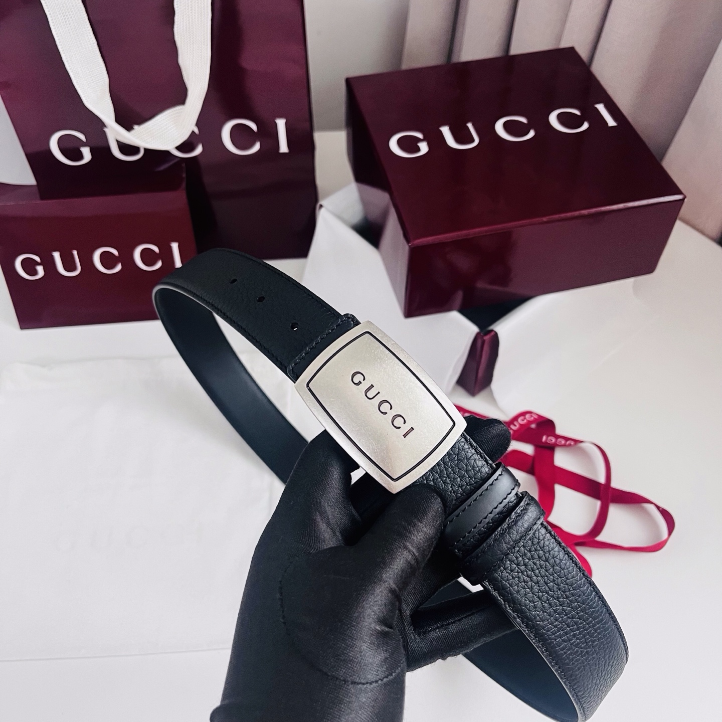 新款 双面用 Generation Gucci 深入探索品牌的典藏元素，将不同世代的设计融合成一种美学叙事。男士腰带以修
