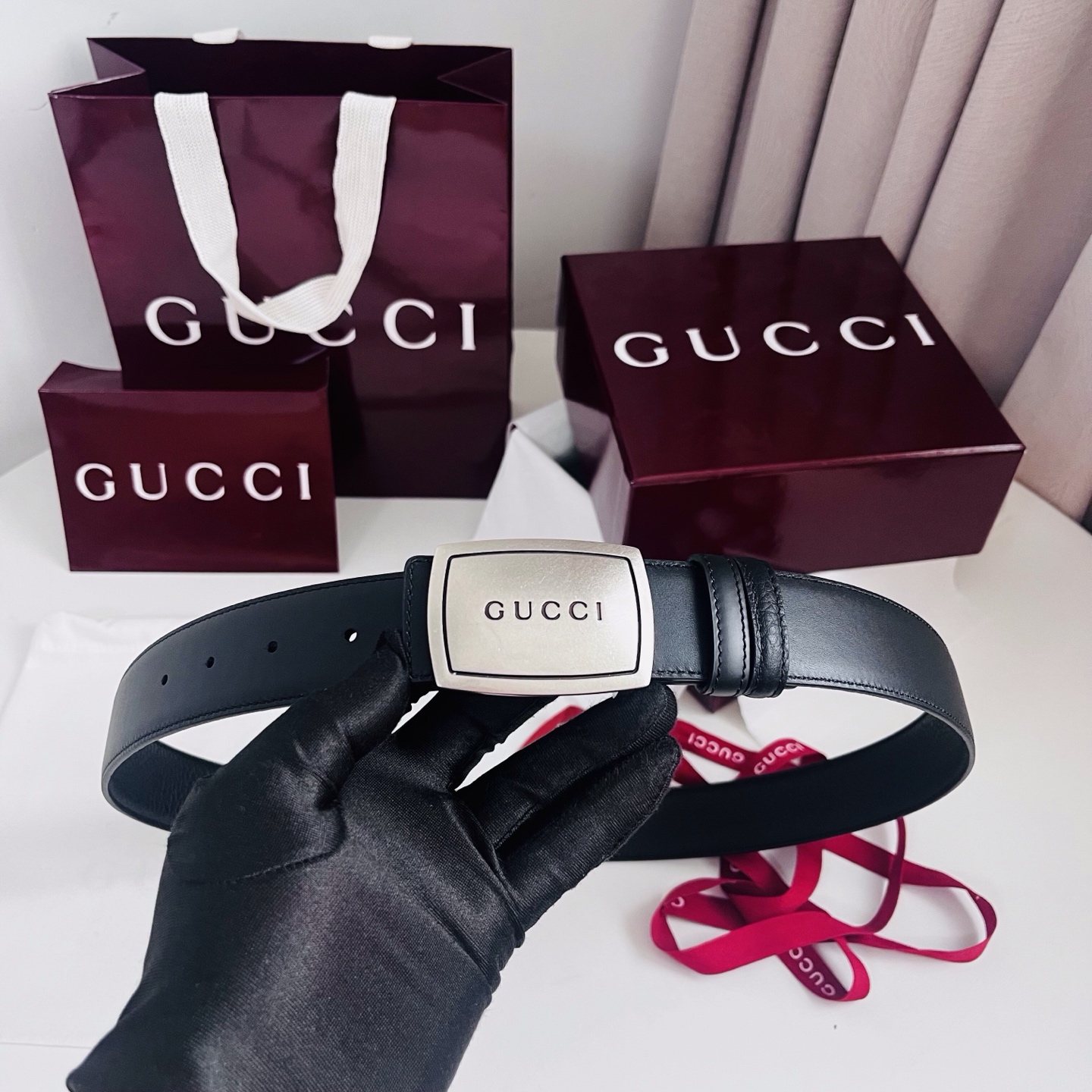 新款 双面用 Generation Gucci 深入探索品牌的典藏元素，将不同世代的设计融合成一种美学叙事。男士腰带以修