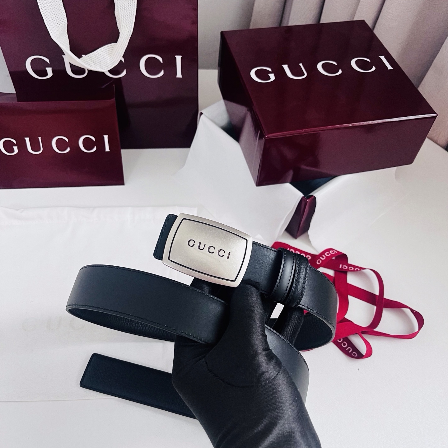 新款 双面用 Generation Gucci 深入探索品牌的典藏元素，将不同世代的设计融合成一种美学叙事。男士腰带以修