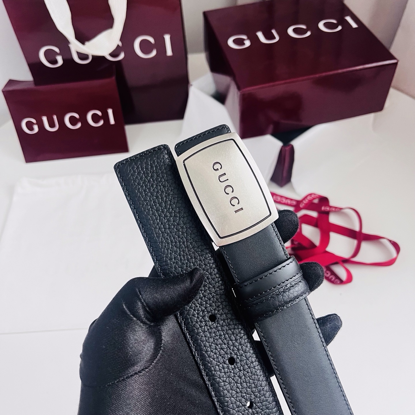 新款 双面用 Generation Gucci 深入探索品牌的典藏元素，将不同世代的设计融合成一种美学叙事。男士腰带以修