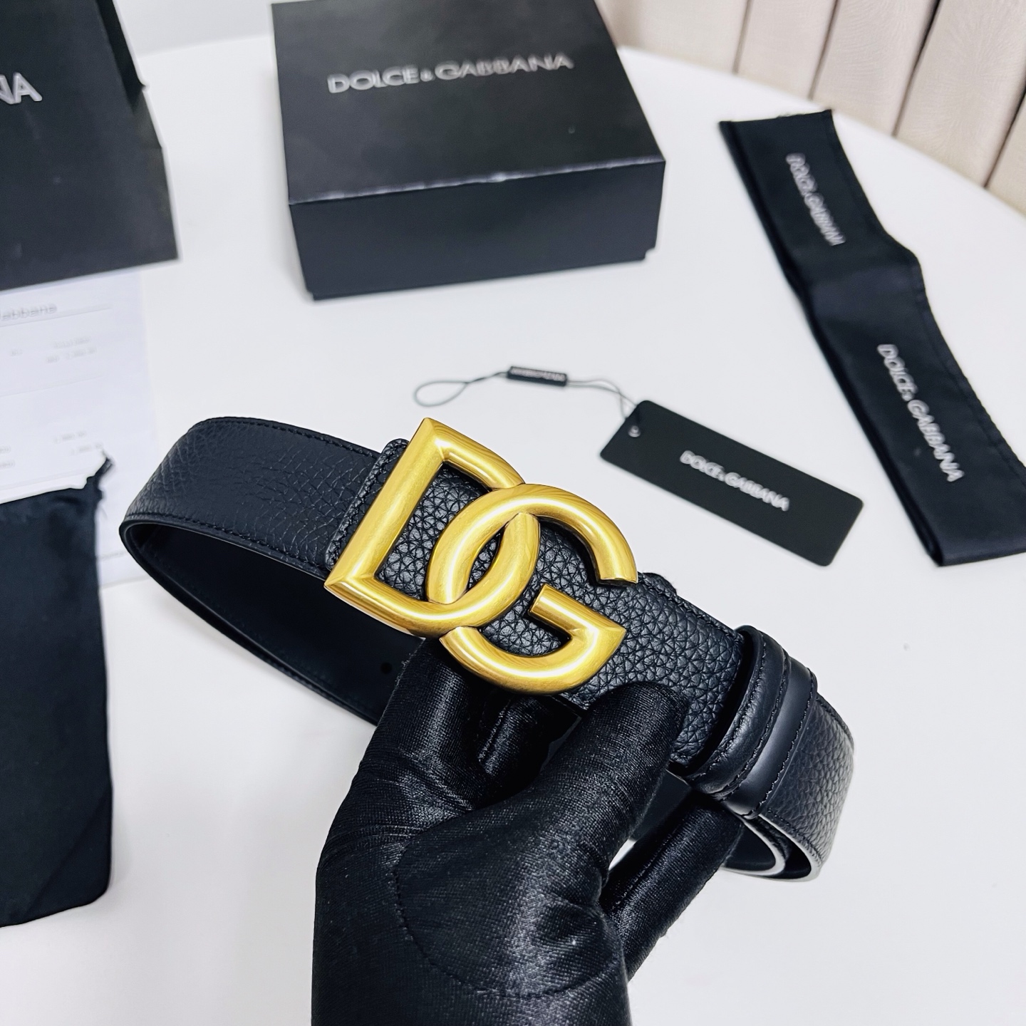DG 新款 以甄选小牛皮精制的品牌标识腰带,为造型增添鲜明格调。 • 黑色 • 腰带宽度 3.5 厘米 • DG 交叉标 DG 新款 以甄选小牛皮精制的品牌标识腰带,为造型增添鲜明格调。 • 黑色 • 腰带宽度 3.5 厘米 • DG 交叉标