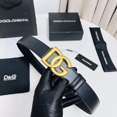 DG 新款 以甄选小牛皮精制的品牌标识腰带,为造型增添鲜明格调。 • 黑色 • 腰带宽度 3.5 厘米 • DG 交叉标 DG 新款 以甄选小牛皮精制的品牌标识腰带,为造型增添鲜明格调。 • 黑色 • 腰带宽度 3.5 厘米 • DG 交叉标