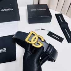 DG 新款 以甄选小牛皮精制的品牌标识腰带,为造型增添鲜明格调。 • 黑色 • 腰带宽度 3.5 厘米 • DG 交叉标 DG 新款 以甄选小牛皮精制的品牌标识腰带,为造型增添鲜明格调。 • 黑色 • 腰带宽度 3.5 厘米 • DG 交叉标