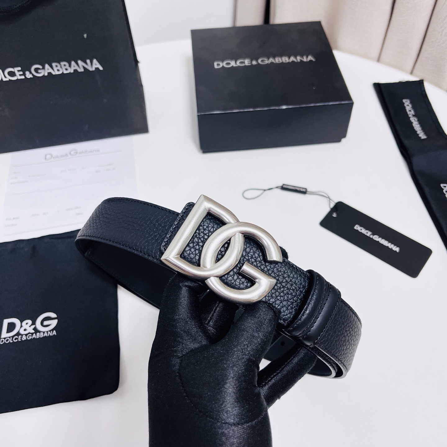 DG 新款 以甄选小牛皮精制的品牌标识腰带,为造型增添鲜明格调。 • 黑色 • 腰带宽度 3.5 厘米 • DG 交叉标 DG 新款 以甄选小牛皮精制的品牌标识腰带,为造型增添鲜明格调。 • 黑色 • 腰带宽度 3.5 厘米 • DG 交叉标