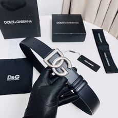 DG 新款 以甄选小牛皮精制的品牌标识腰带,为造型增添鲜明格调。 • 黑色 • 腰带宽度 3.5 厘米 • DG 交叉标 DG 新款 以甄选小牛皮精制的品牌标识腰带,为造型增添鲜明格调。 • 黑色 • 腰带宽度 3.5 厘米 • DG 交叉标