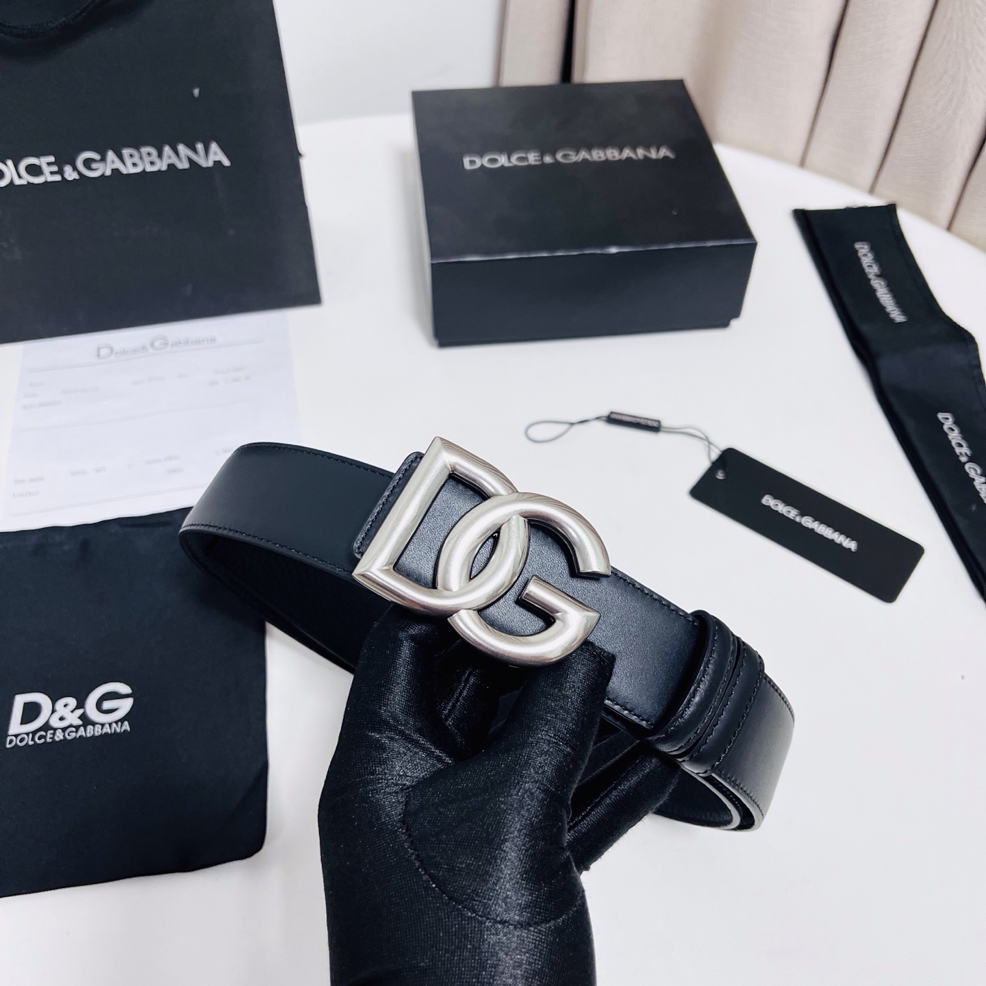 DG 新款 以甄选小牛皮精制的品牌标识腰带,为造型增添鲜明格调。 • 黑色 • 腰带宽度 3.5 厘米 • DG 交叉标 DG 新款 以甄选小牛皮精制的品牌标识腰带,为造型增添鲜明格调。 • 黑色 • 腰带宽度 3.5 厘米 • DG 交叉标