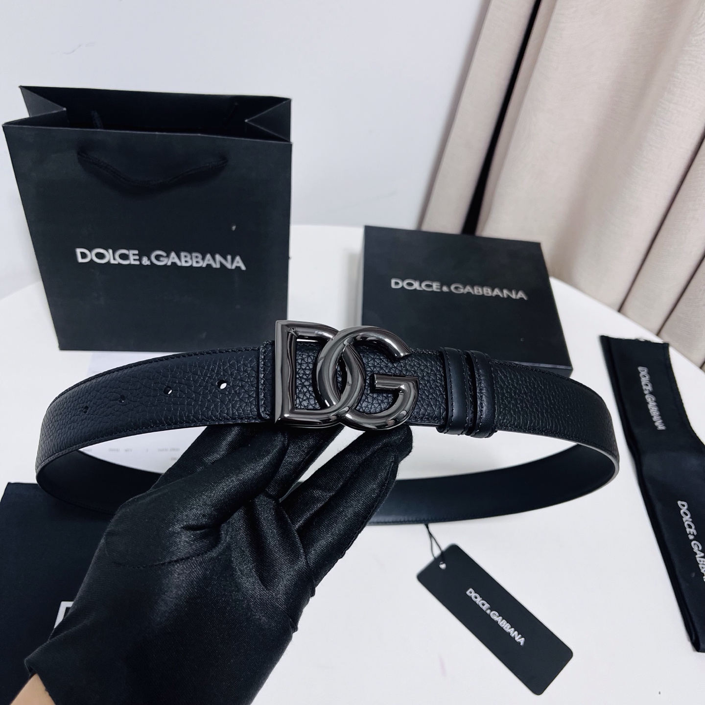DG 新款 以甄选小牛皮精制的品牌标识腰带,为造型增添鲜明格调。 • 黑色 • 腰带宽度 3.5 厘米 • DG 交叉标 DG 新款 以甄选小牛皮精制的品牌标识腰带,为造型增添鲜明格调。 • 黑色 • 腰带宽度 3.5 厘米 • DG 交叉标