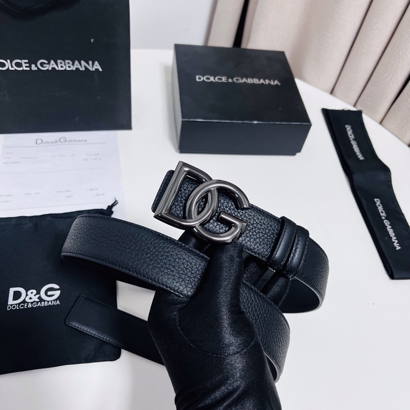 DG 新款 以甄选小牛皮精制的品牌标识腰带,为造型增添鲜明格调。 • 黑色 • 腰带宽度 3.5 厘米 • DG 交叉标 DG 新款 以甄选小牛皮精制的品牌标识腰带,为造型增添鲜明格调。 • 黑色 • 腰带宽度 3.5 厘米 • DG 交叉标