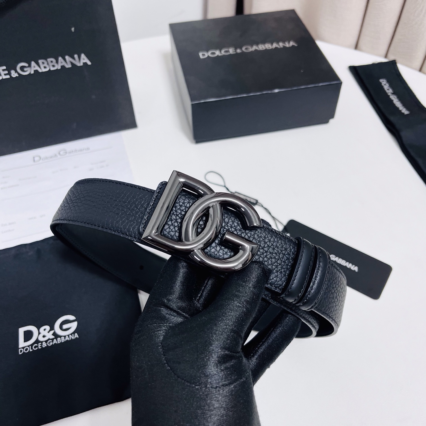 DG 新款 以甄选小牛皮精制的品牌标识腰带,为造型增添鲜明格调。 • 黑色 • 腰带宽度 3.5 厘米 • DG 交叉标 DG 新款 以甄选小牛皮精制的品牌标识腰带,为造型增添鲜明格调。 • 黑色 • 腰带宽度 3.5 厘米 • DG 交叉标